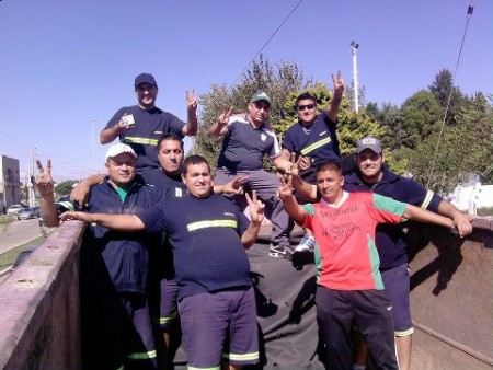 JUNTO A NUESTRO DELEGADO "JUAMPI" AYUDANDO A LOS DAMNIFICADOS DE LA CIUDAD DE LA PLATA 